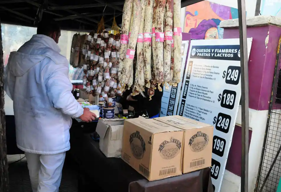 Con precios accesibles y verduras de huerta, regresó el camión de la economía popular