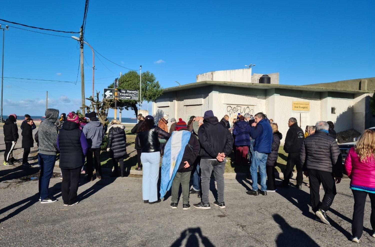 Vecinos del barrio Zacagnini exigen la apertura de la sociedad de fomento