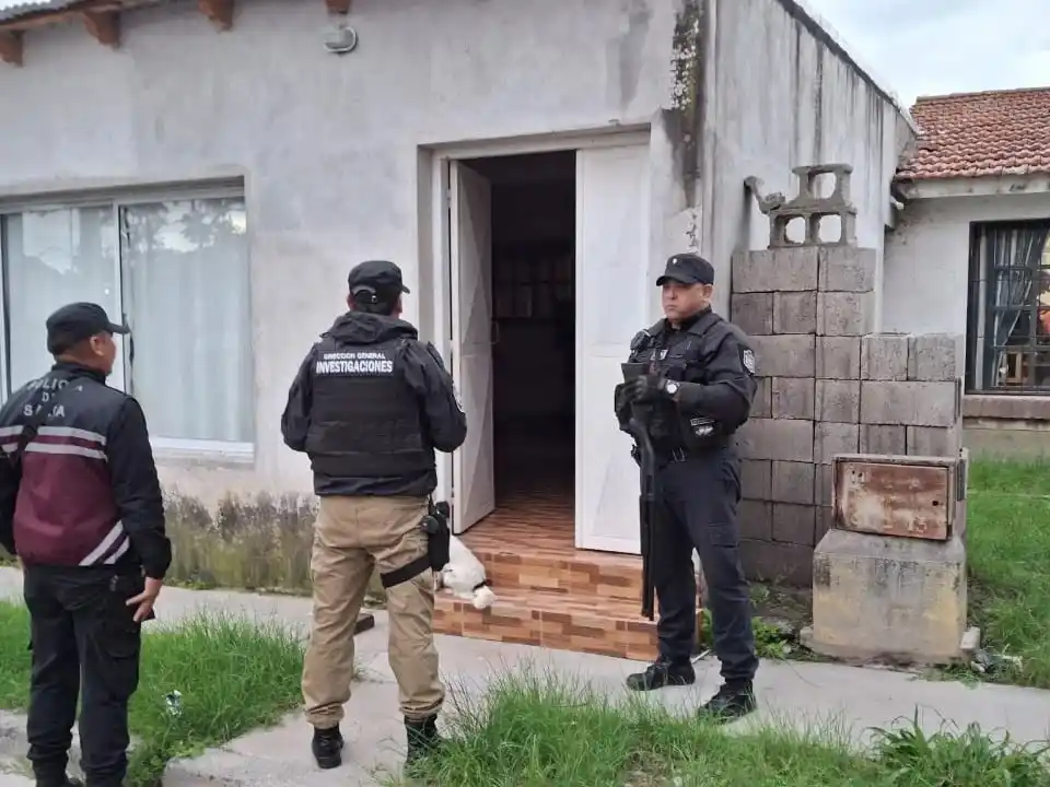 La policía salteña realizó allanamientos en viviendas de Rosario de Lerma.
