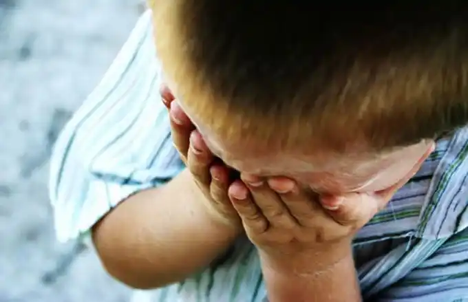 Aberrante: Violó a sus tres hijos junto con su hermano