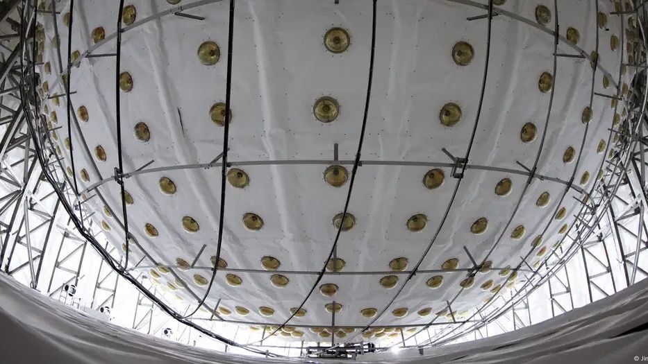 La esfera acrílica de 35 metros de diámetro del Observatorio Juno alberga 20.000 toneladas de líquido centelleador para detectar neutrinos. (Foto: Jin Liwang/Xinhua/picture alliance)