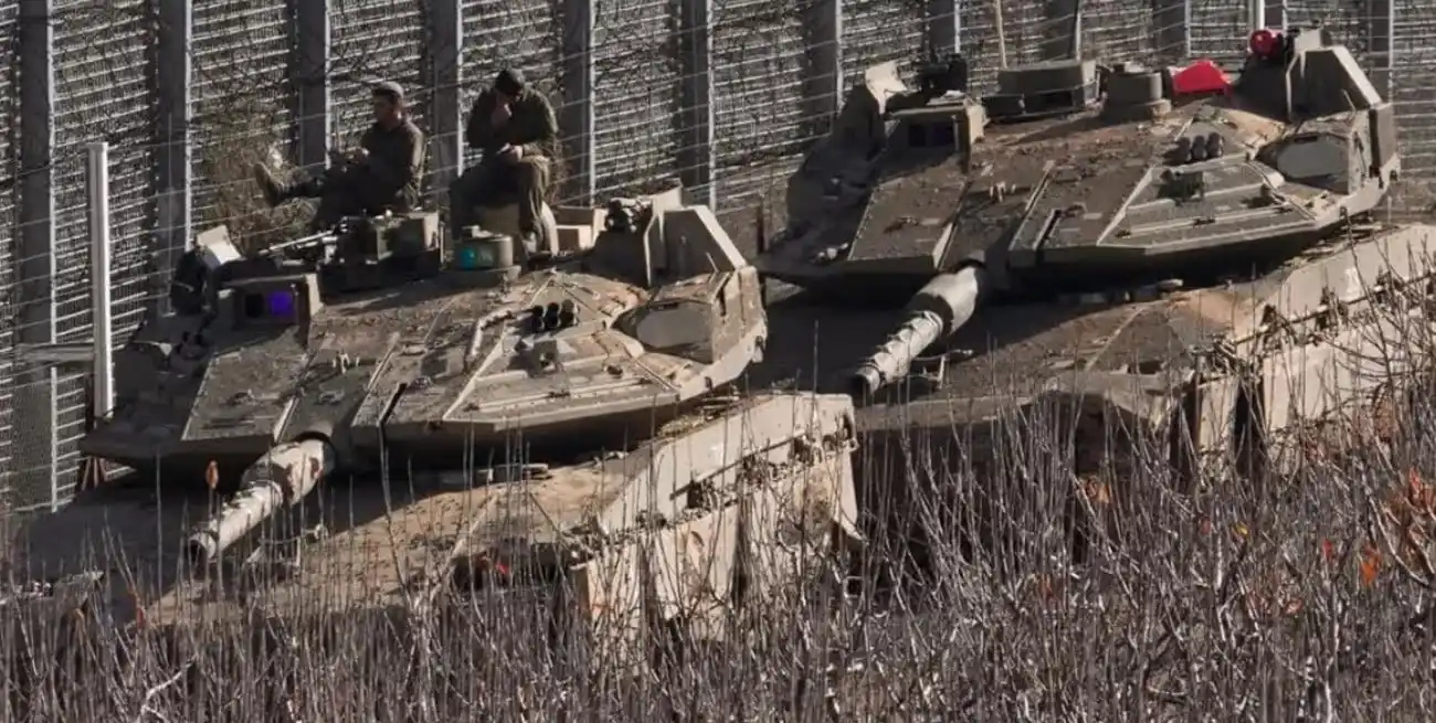 Tanques israelíes desplegados en la frontera con Siria. Matias Delacroix/AP/DW