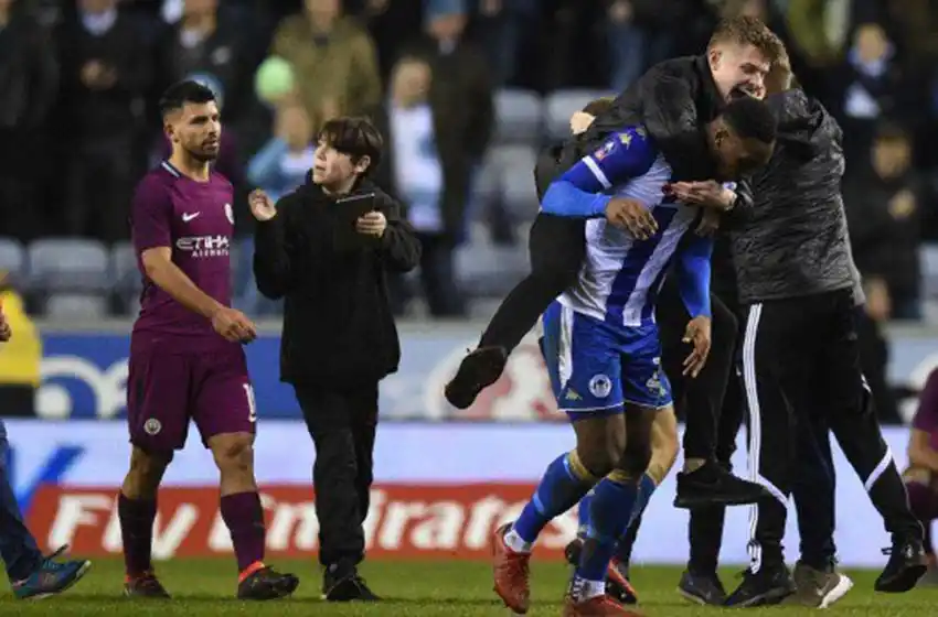 Tras la eliminación del City, Agüero se peleó con hinchas rivales