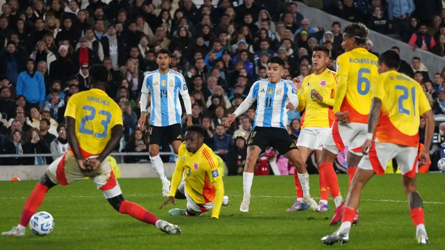 Almada ya sacó el remate para el empate argentino.