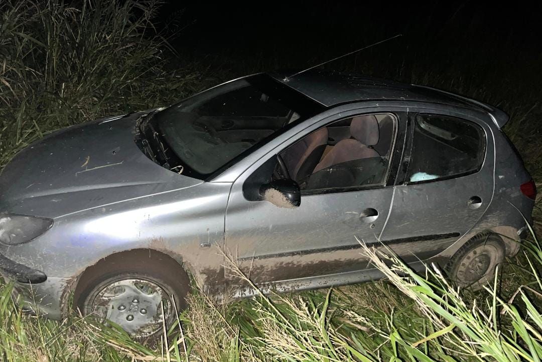 Mordió la banquina en Ruta 23, perdió el control del auto y cayó en la cuneta