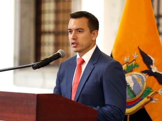 Ecuador anuncia la desvinculación de 5.000 funcionarios públicos y fusión de ministerios
