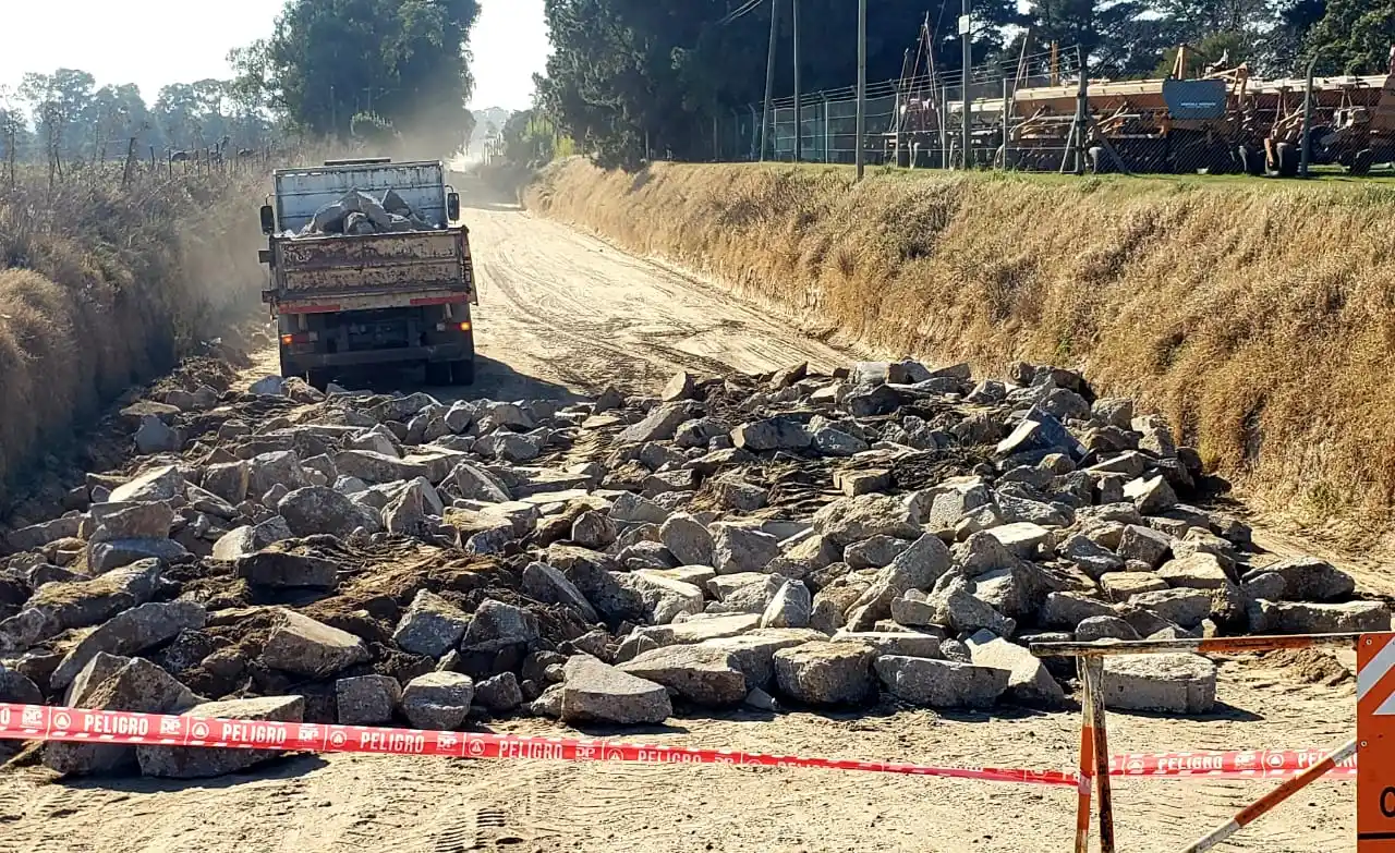 Los trabajos se realizan con el objetivo de generar una pendiente mucho menos pronunciada y que los vehículos lleguen al cruce en el mismo nivel que la ruta.