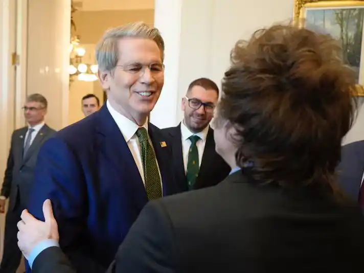 Caputo viajará a Estados Unidos para tener una reunión con Scott Bessent.