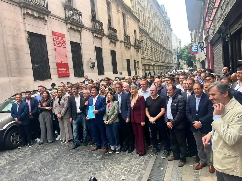 Intendentes marchan a Capital Humano por fondos para la asistencia alimentaria