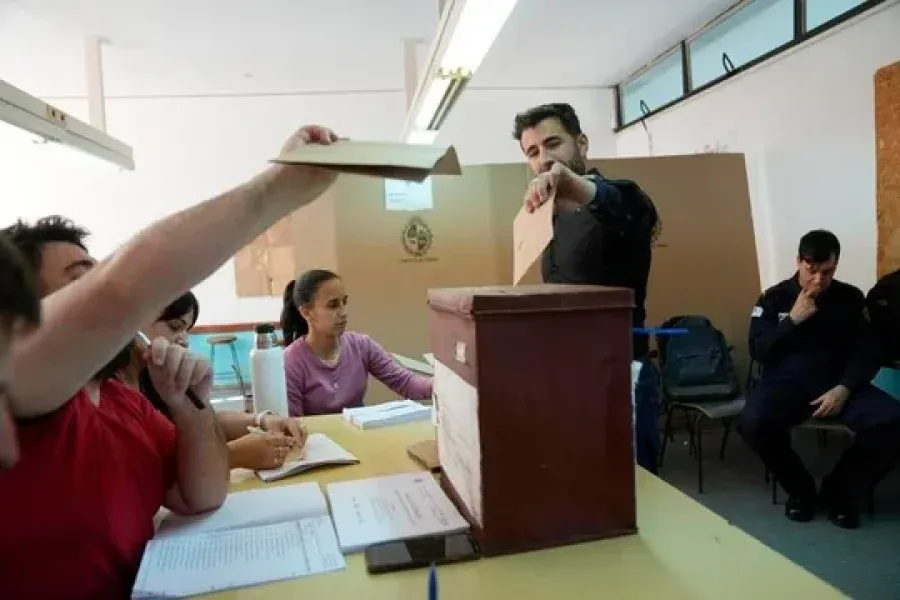 Los uruguayos votarán en el balotaje por Delgado u Orsi