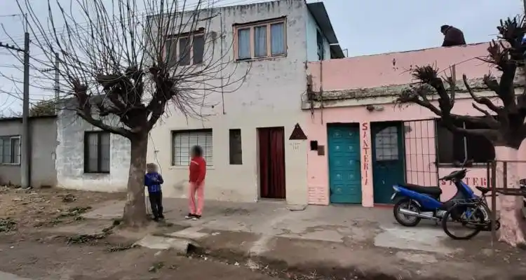 Un hombre denunció que le usurparon las cinco viviendas que construyó para él y sus hijas y quiere recuperarlas