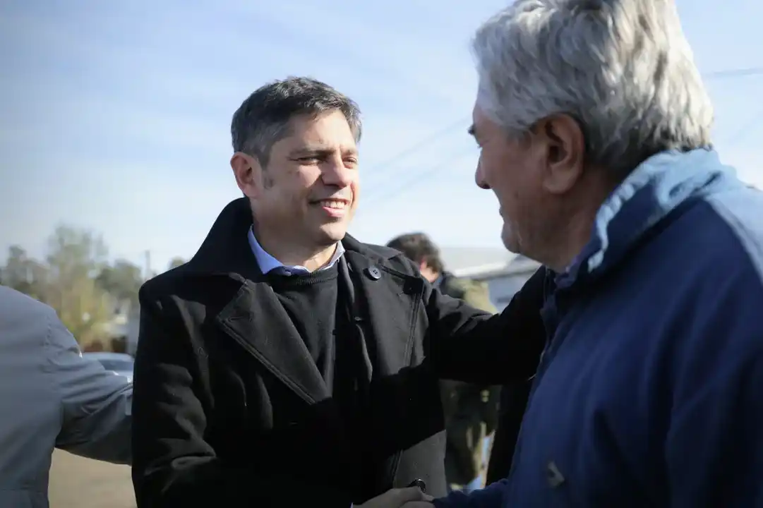 Kicillof en su visita a la localidad de Carlos Tejedor.