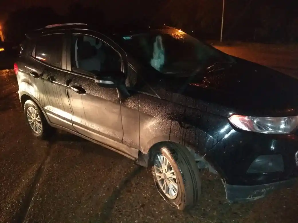 Dañó el tren delantero del auto al chocar contra una puntera