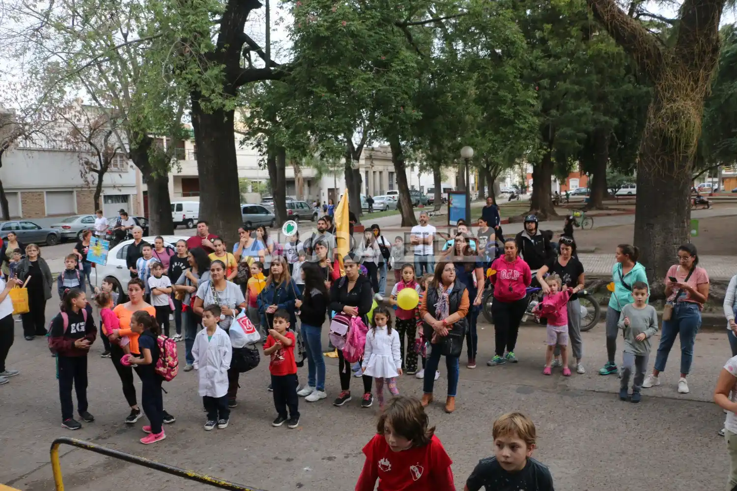 Se realizó un nuevo abrazo a la Escuela Gervasio Méndez para que restaure el inmueble