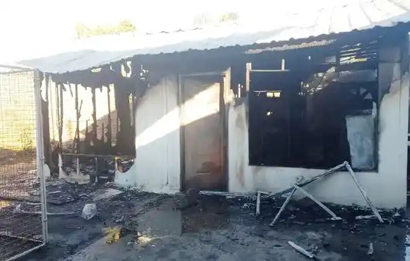 Incendio destruyó una vivienda y afectó a propiedades linderas
