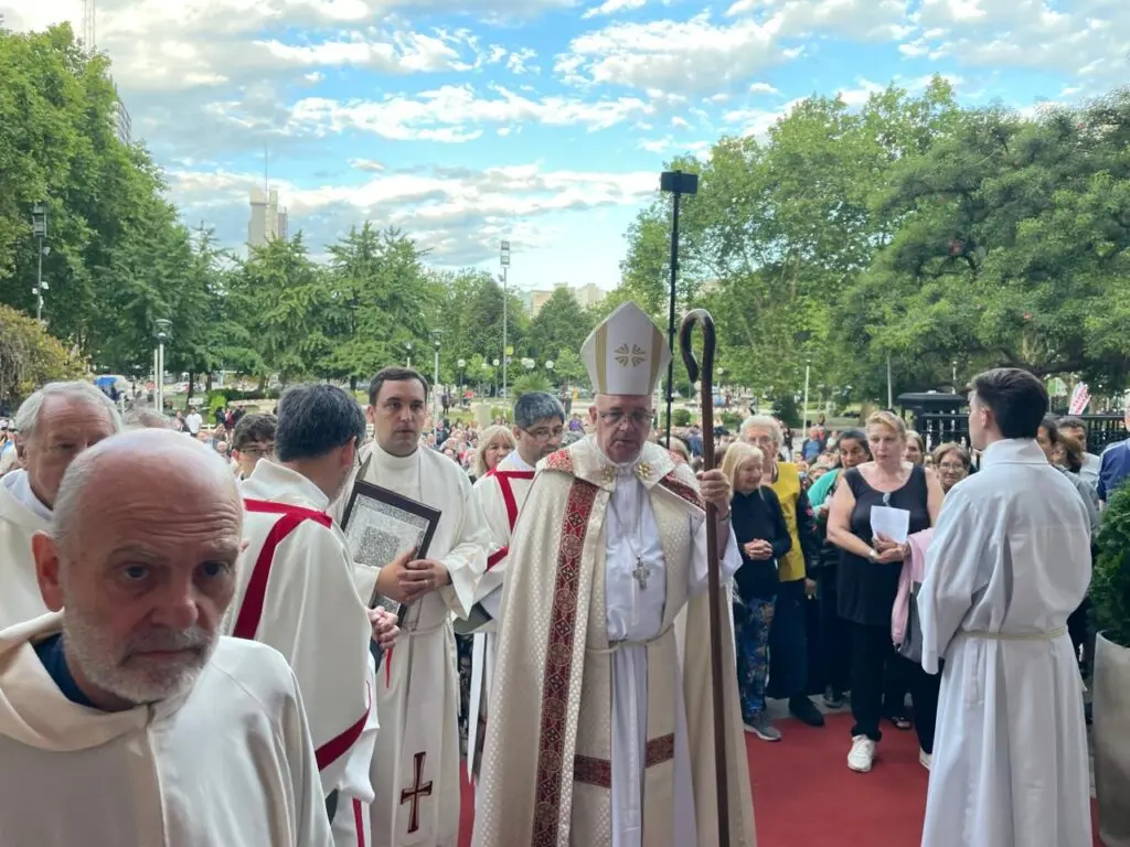 El obispo Ernesto Giobando en la explanada de la Iglesia Catedral de Mar del Plata