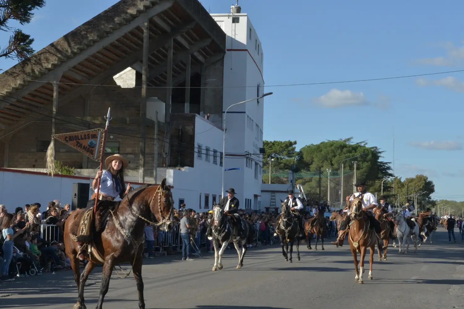 El desfile se realizará el próximo lunes 25 de mayo sobre la Avenida del Encuentro.