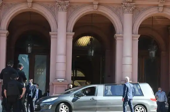 Caos en Casa Rosada: se suspendió el velorio de Maradona antes de tiempo por los disturbios