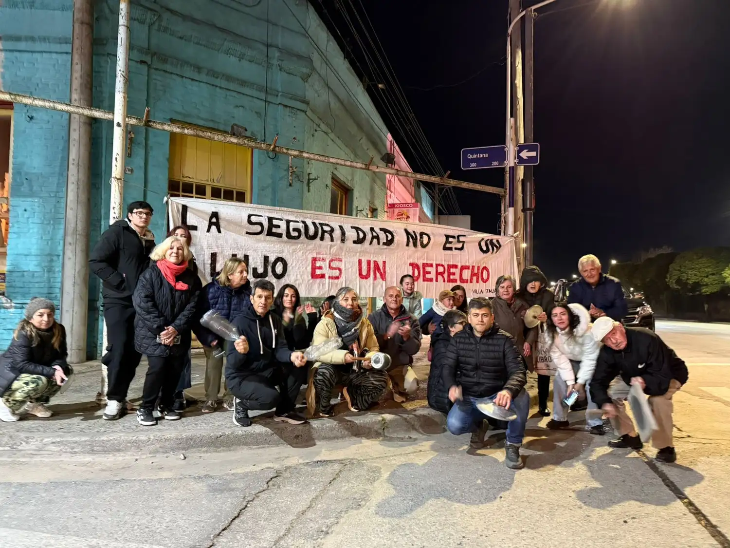 Vecinos y vecinas de Villa Italia hicieron un cacerolazo para pedir por seguridad.