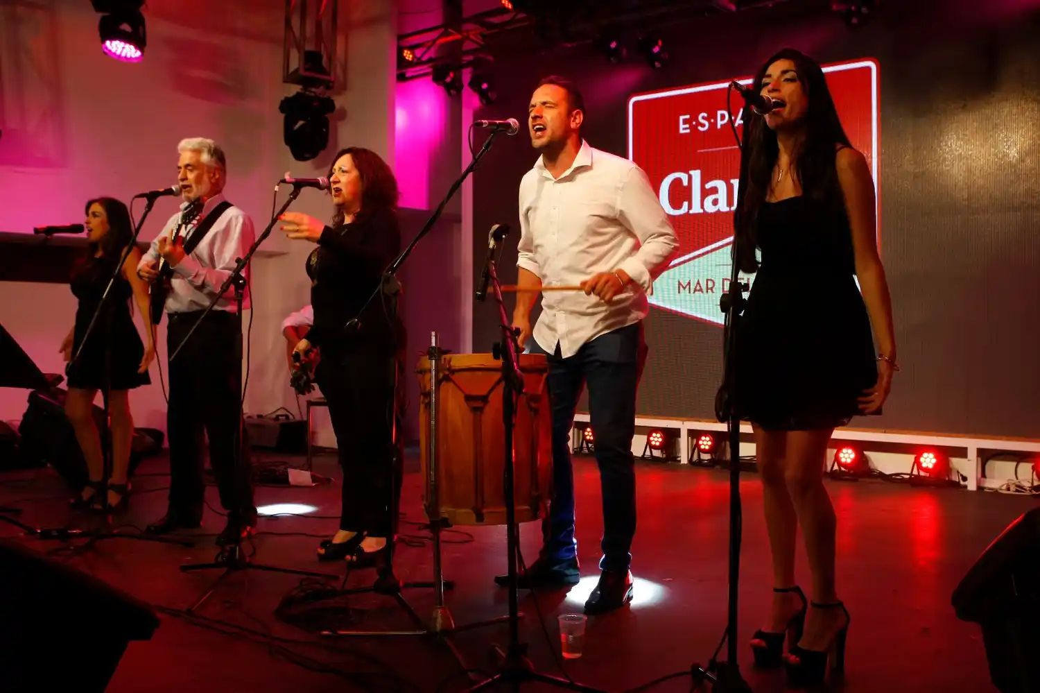 Espectáculos de folklore en Espacio Clarín