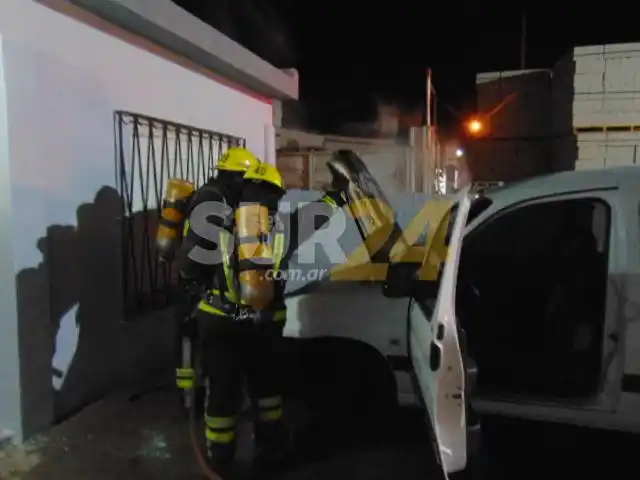 Venado Tuerto: los bomberos sofocaron el incendio de un automóvil