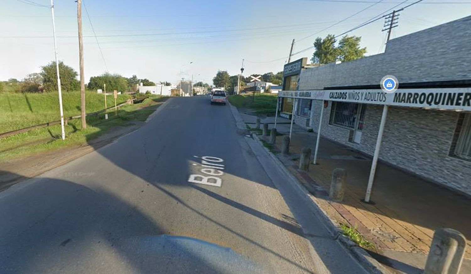 Transitaba por calle Beiró, golpeó contra una tapa de cámara y pidió un resarcimiento al Municipio