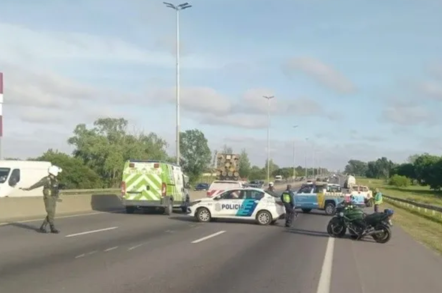 El motoquero podría haber sido embestido por un auto antes de ser chocado por el camión