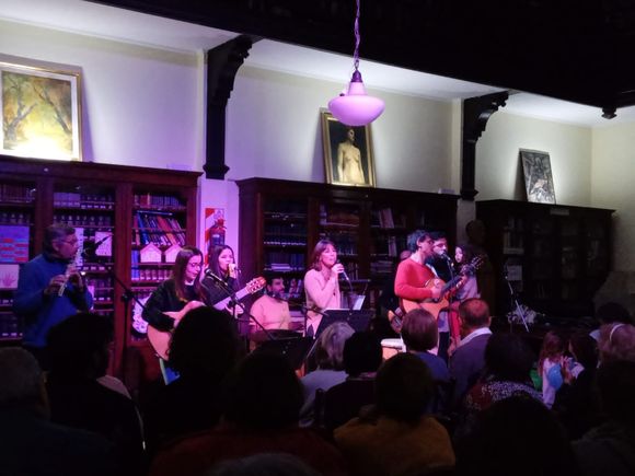 Nico Aulet cierra el año de Espejo Itinerante en la Biblioteca Popular