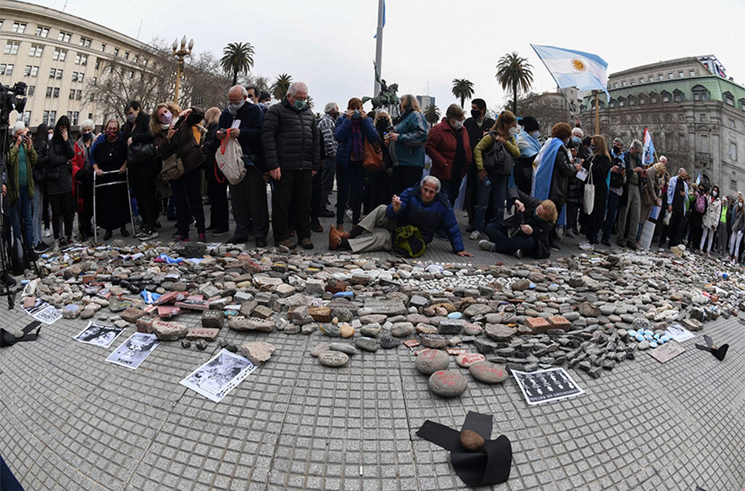 El Gobierno construirá un espacio en memoria de muertos por Covid con las piedras dejadas tras la marcha