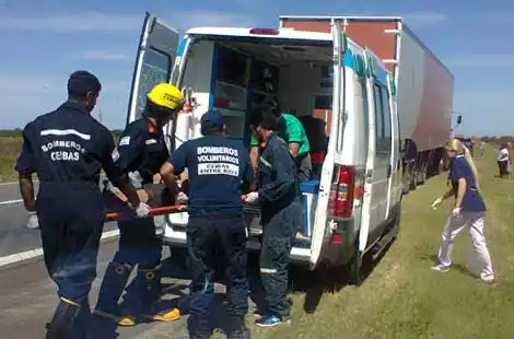 Vuelco en la 14: madre e hijas, trasladadas al Hospital Centenario  