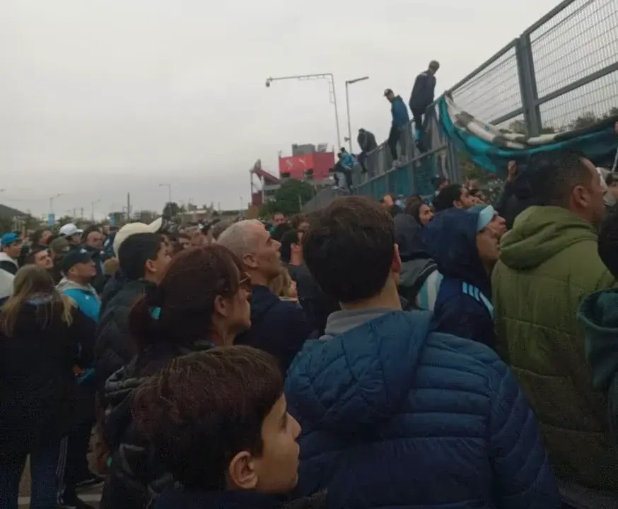 Hinchas de Racing se manifestaron en el Cilindro de Avellaneda contra Diego Milito tras la salida de Gustavo Costas como entrenador.. FOTO: Doble Amarilla