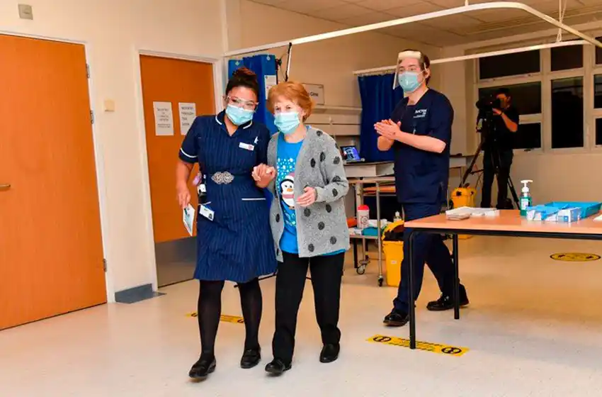 La vacunación en Reino Unido comenzó con una mujer de 90 años: “Si yo puedo recibirla, usted también”