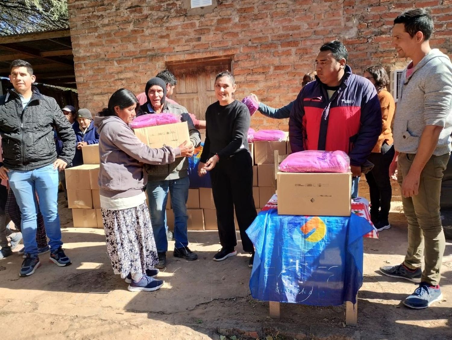 El Gobierno entregó 26 mil cajas alimentarias y frazadas a familias aborígenes