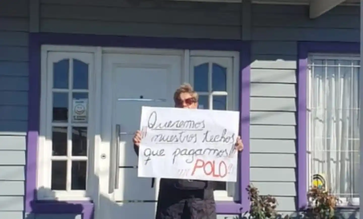 Las familias reclamaron enfrente de la sede de la constructora. (Foto: gentileza Rebeca Sánchez).