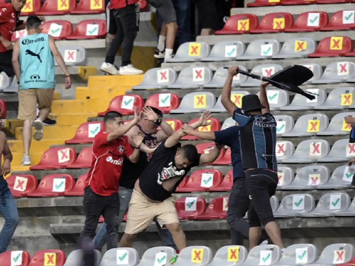 Podrían desafiliar al Querétaro tras los gravísimos incidentes en el partido ante Atlas