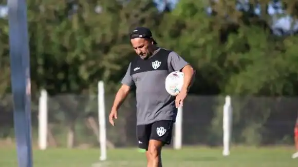 Coleoni define el equipo de Central Córdoba para el debut