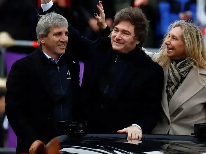 Luis Caputo y Karina Milei fueron citados para este miércoles para que brinden explicaciones del acuerdo con EE.UU y sobre los supuestos pagos irregulares en Andis. Foto: Archivo / Reuters / Matias Baglietto.