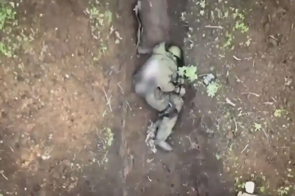 Herido y desarmado: un soldado ruso resiste a un ataque de bombas lanzadas desde un dron ucraniano