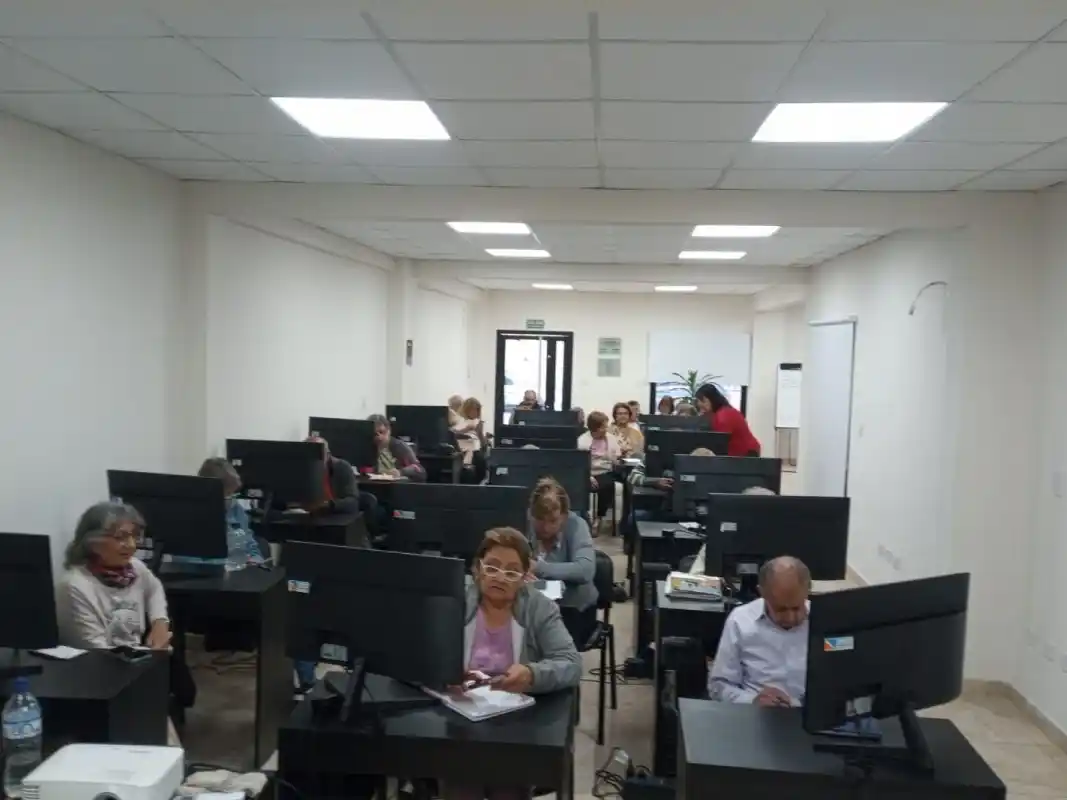 Más de 30 adultos mayores realizan la capacitación en herramientas digitales