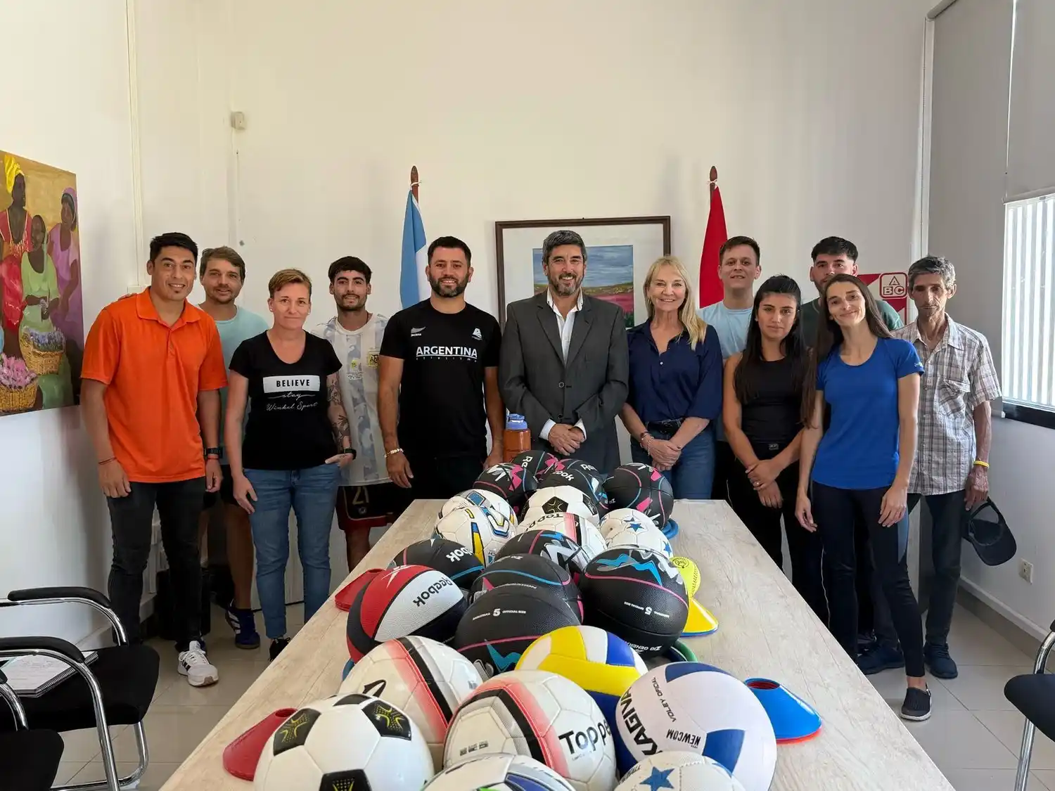 Compromiso con la infancia: entregan materiales y planifican el inicio de las
Escuelitas Deportivas