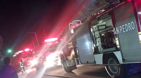 Bomberos sofocó incendio en la cocina de una casa ubicada en planta alta