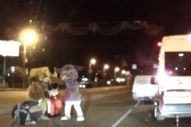 Le chocó el auto a Bob Sponja y sus amigos y terminó recibiendo una paliza