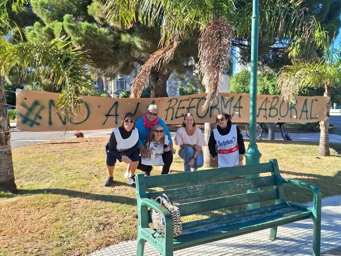 Integrantes de SUTEBA hicieron un intervención en la plaza San Martín
