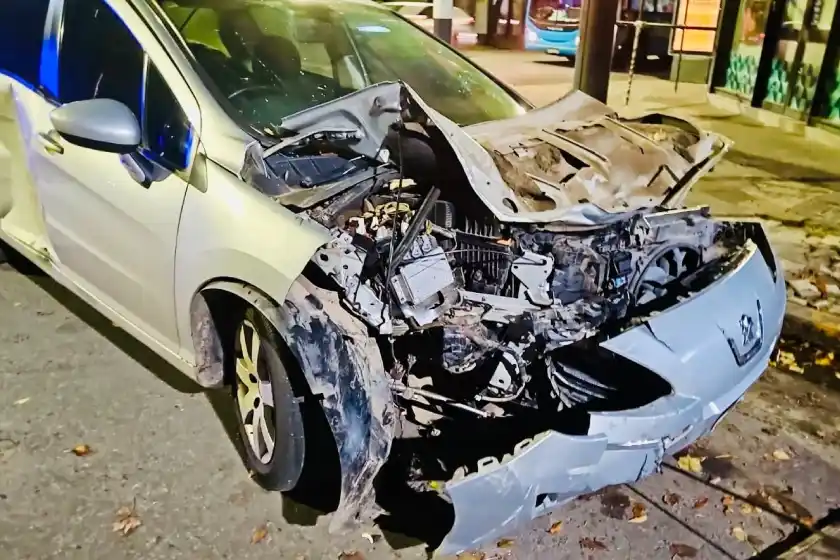 Fuerte choque entre autos en el macrocentro de Rosario