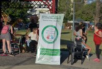 Zumba y un mechón de pelo fueron necesarios para sumar a cientos de personas en la "plaza de los troncos"