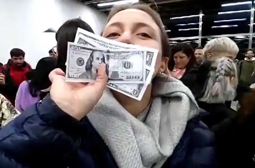 Altos funcionarios rosarinos participaron del festejo de Franja Morada en elecciones universitarias y tiraron dólares al aire