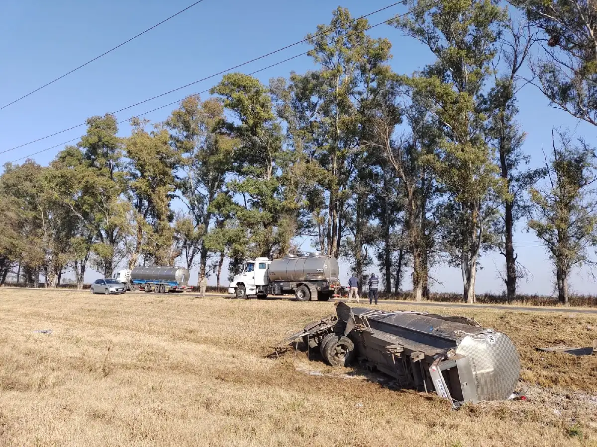 Así fue el choque frontal en el que un camión perdió su acoplado