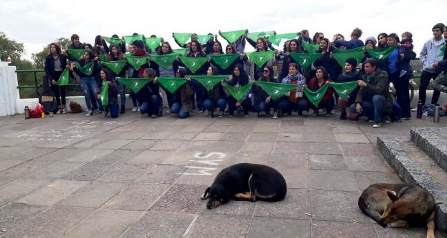Aborto: “Pañuelazo” a favor de la ley para que sea “legal, seguro y gratuito”