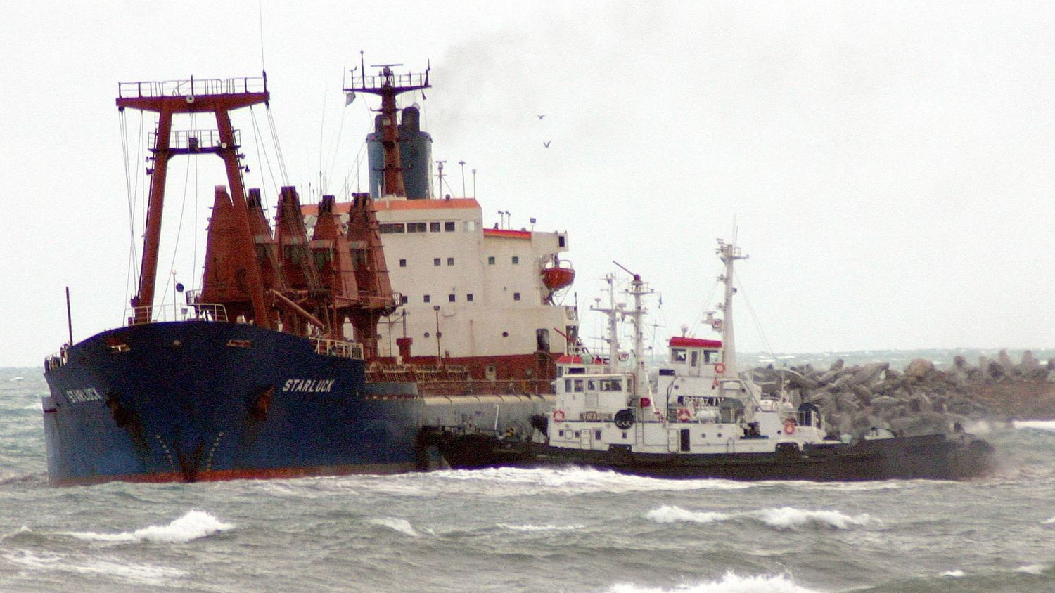 Rescate. El Star Luck ingresa a Puerto tras zafar de la varadura