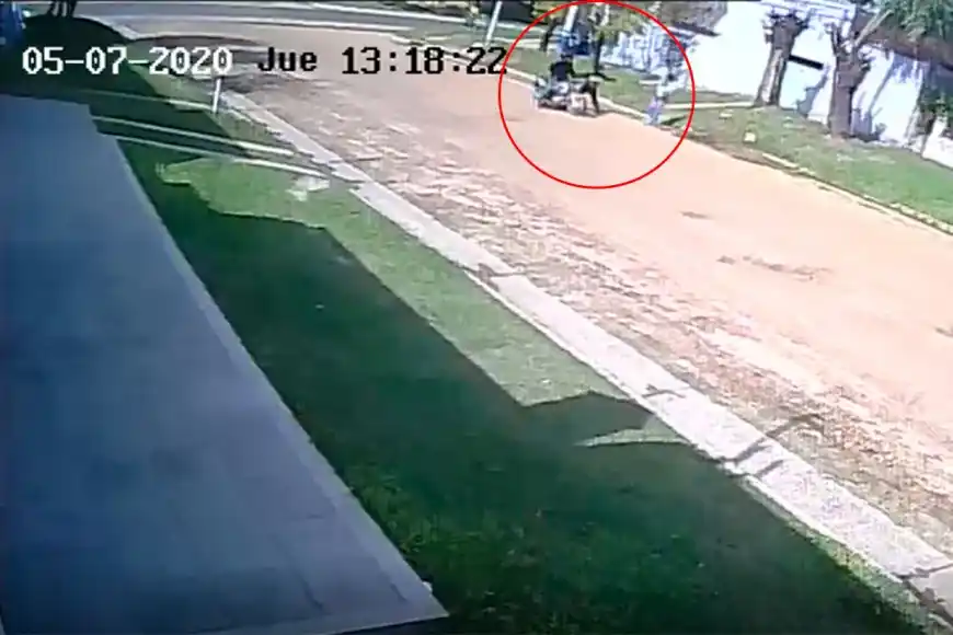 Video: Motochorro le apuntó a un chiquito de 2 años para robarle el celular a la mamá